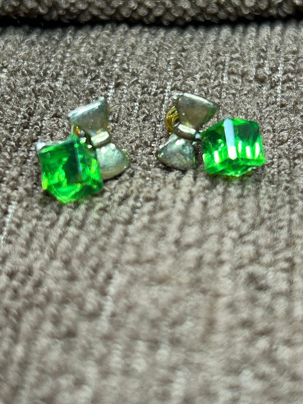 Vintage Emerald Green Faceted Glass Crystal Bow Top Stud Earrings Pierced